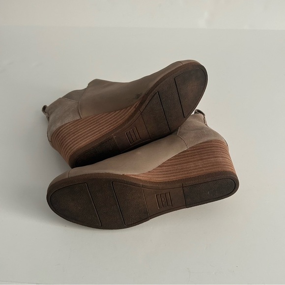 Toms Kelsey Chelsea Slip-on Leather/Elastic Wedge Boot - Picture 8 of 9